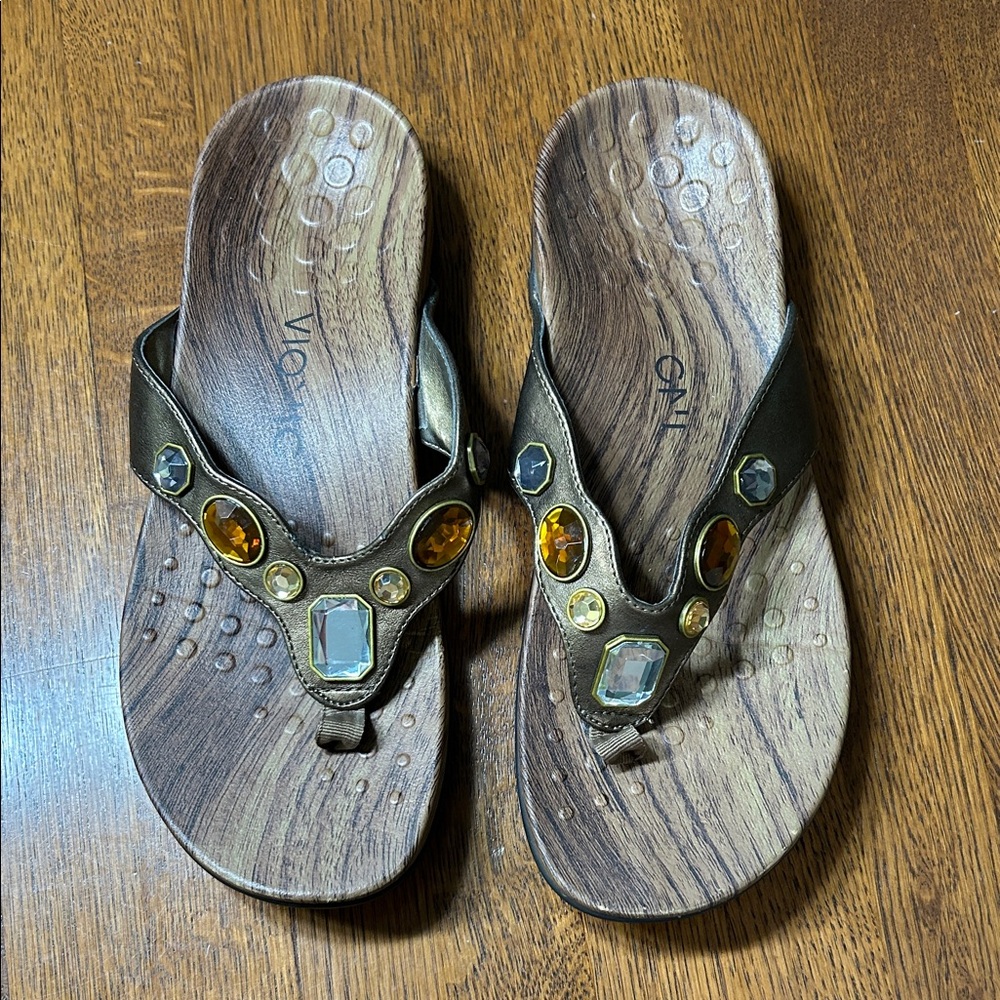 Vionic Brown Wood-Effect Jewel Thong Sandals